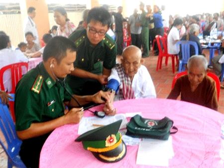BĐBP An Giang: Khám chữa bệnh, cấp thuốc miễn phí cho dân nghèo Campuchia